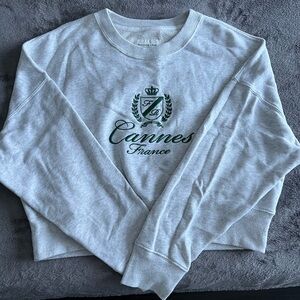 Abercrombie & Fitch Cannes France Graphic Light Grey Crewneck Cropped Sweater